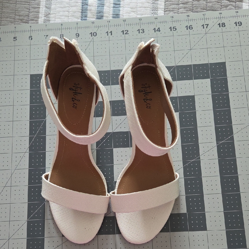 Style&Co Women's White  Sandals 7.5 M